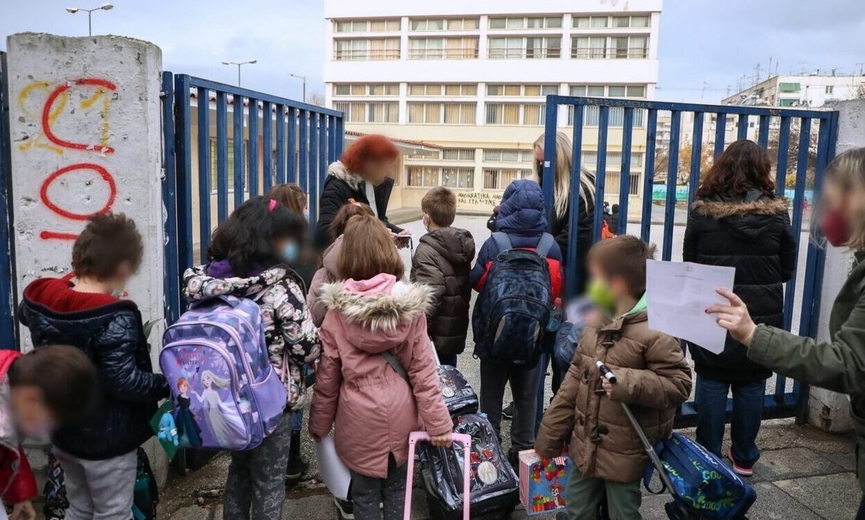 Σχολεία: Ανοίγουν κανονικά τη Δευτέρα - Τι λένε γιατροί για τις ιώσεις