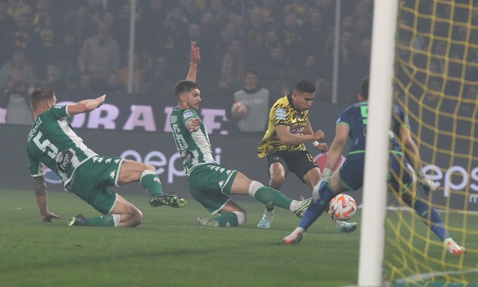 ΑΕΚ - Παναθηναϊκός: Γκάφα Μπρινιόλι, 1-0 ο Πινέδα και νέα διακοπή (video)
