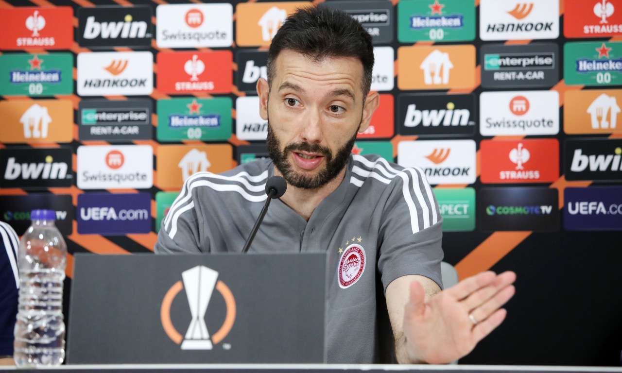 «Παίζει» για Γουέστ Χαμ ο πρώην τεχνικός του Ολυμπιακού Κάρλος Κορμπεράν