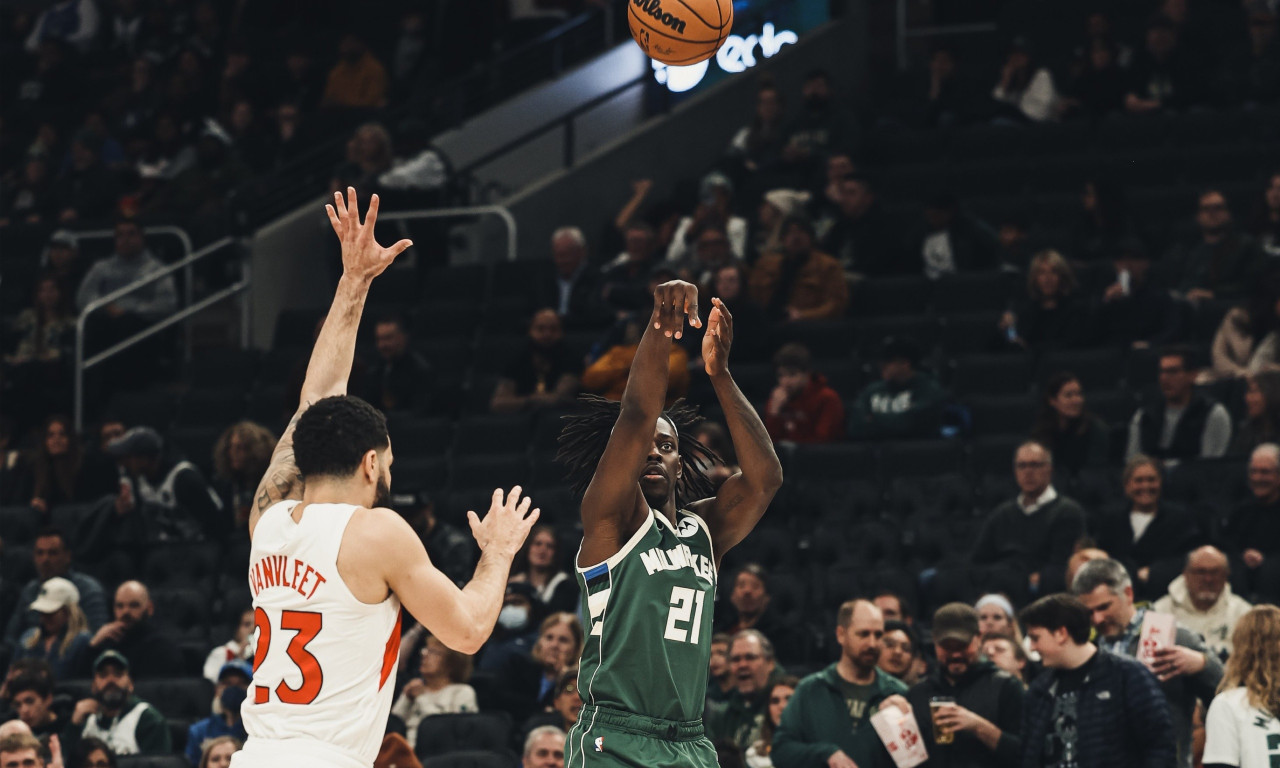 NBA: Συνεχίζει να «καλύπτει» τον Γιάννη ο Χόλιντεϊ στη νέα νίκη των Μπακς (videos)