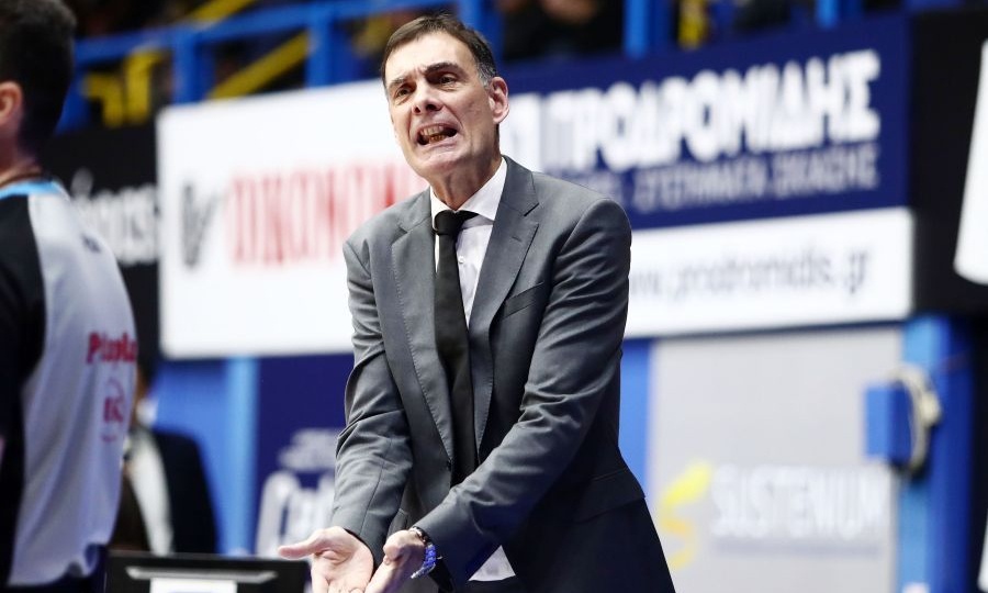 Περιστέρι-Ολυμπιακός: Έξαλλος ο Μπαρτζώκας στους διαιτητές με 16-28 βολές: «Πόσες θα σουτάρουν;»