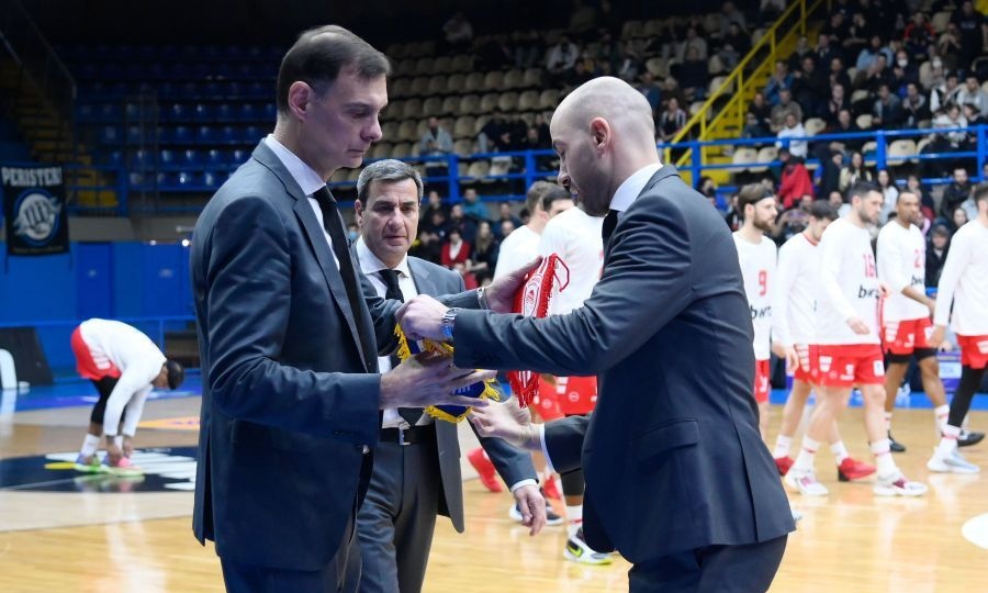 Περιστέρι - Ολυμπιακός: Απίστευτες μάχες στο ημίχρονο - Το τρικ του Σπανούλη στον Μπαρτζώκα (videos)
