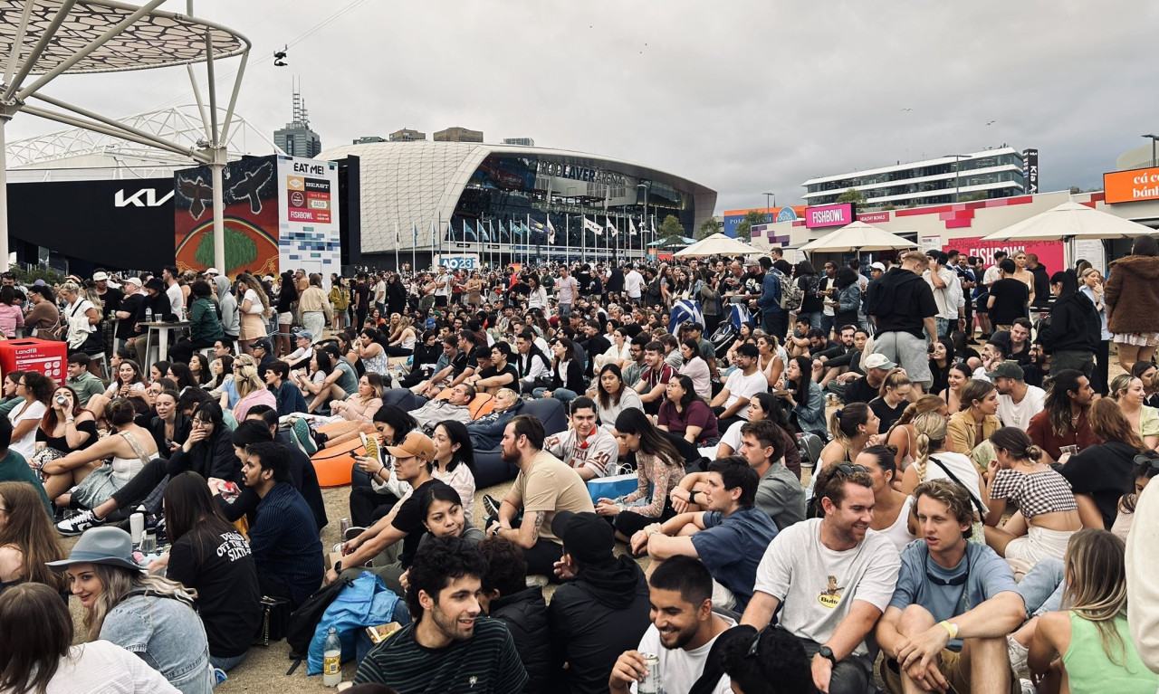 Τσιτσιπάς-Τζόκοβιτς: Έλληνες οπαδοί σήκωσαν δημοσιογράφο στον αέρα! (video)