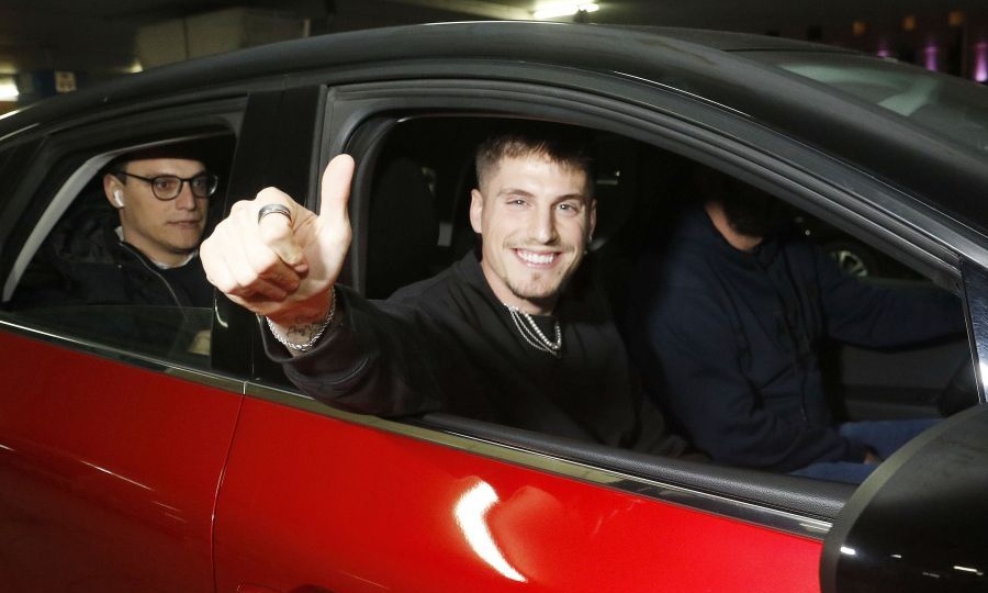 Ολυμπιακός: Στην Ελλάδα για τις υπογραφές ο Σέρζι Κανός - «Μπορώ να δώσω πολλά» (video+photos)