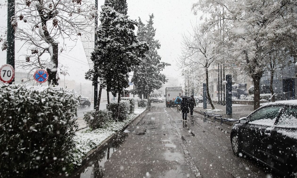Καιρός - Λαγουβάρδος: Χιόνια μέχρι και στη Γλυφάδα φέρνει η κακοκαιρία Μπάρμπαρα