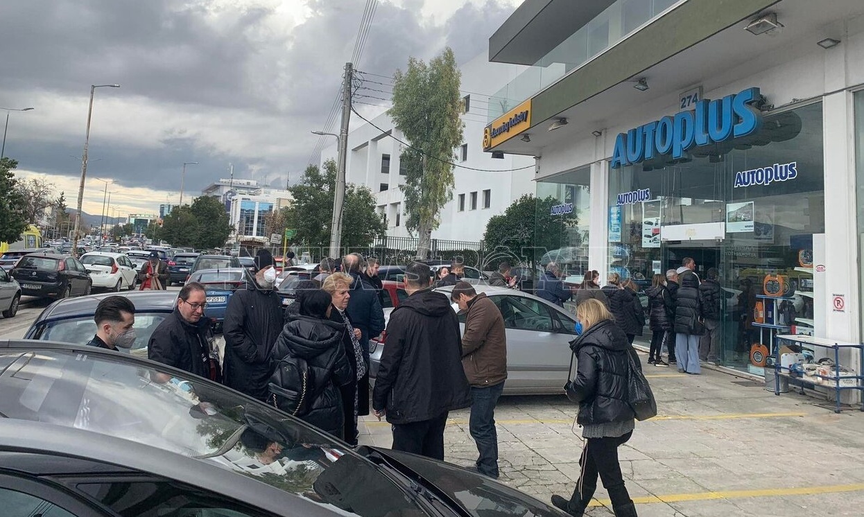 Κακοκαιρία Μπάρμπαρα: Ξεπούλησαν οι αλυσίδες χιονιού - Ουρές έξω από καταστήματα