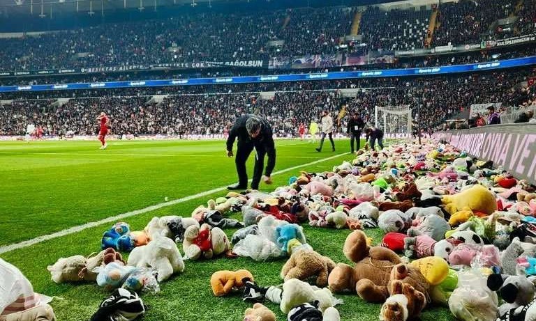 Ανατριχίλα: Πέταξαν παιχνίδια για τα σεισμόπληκτα παιδιά - Συνθήματα κατά Ερντογάν (Videos)