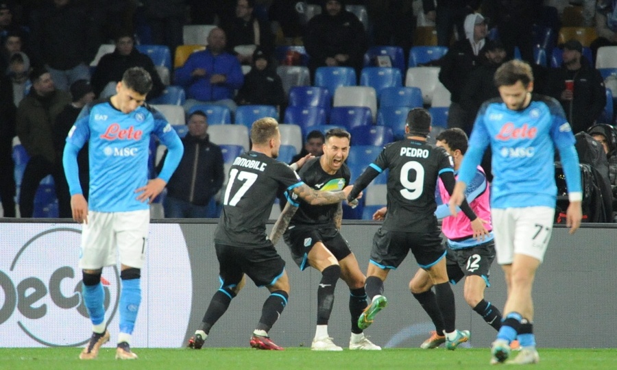 Serie A: Ο Βεσίνο με γκολάρα έβαλε τέλος στο σερί της Νάπολι κι ανέβασε δεύτερη τη Λάτσιο (video)