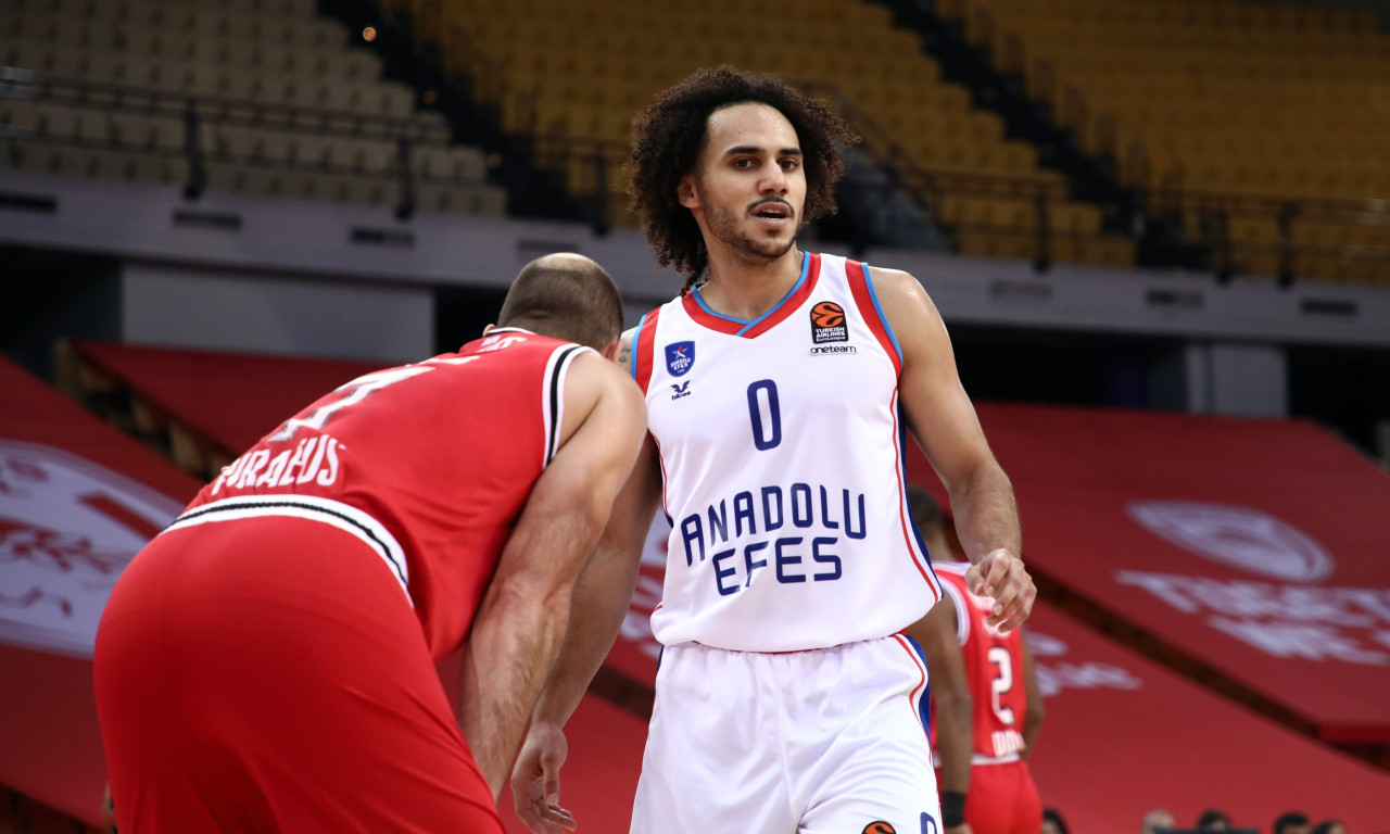 Euroleague: Λάρκιν και τρίποντα κράτησαν ζωντανή την Εφές κόντρα στη Ρεάλ - Δώρο για Ολυμπιακό