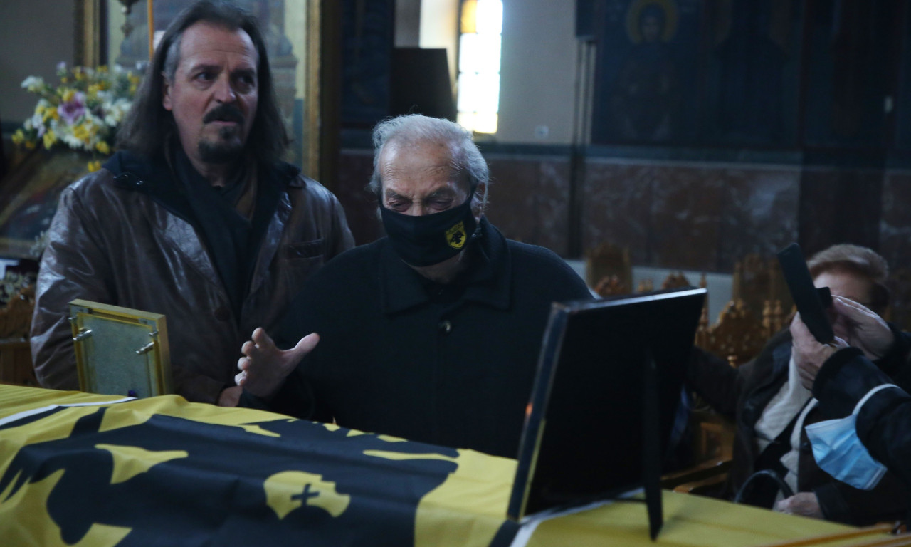 «Ράγισαν» και οι πέτρες με Νεστορίδη στο λαϊκό προσκύνημα του Μίμη Παπαϊωάννου (Video+Photos)