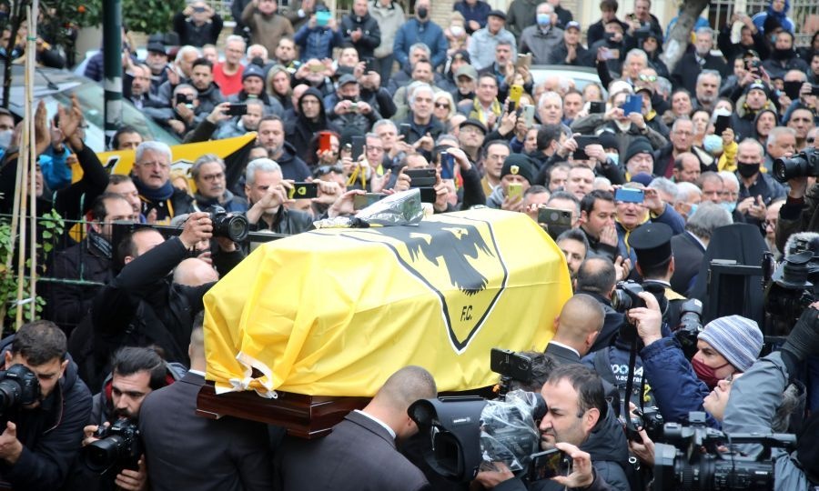 Μίμης Παπαϊωάννου: Ρίγη συγκίνησης στο τελευταίο «αντίο» - Τον «συνόδευσε» ο ύμνος της ΑΕΚ (video)