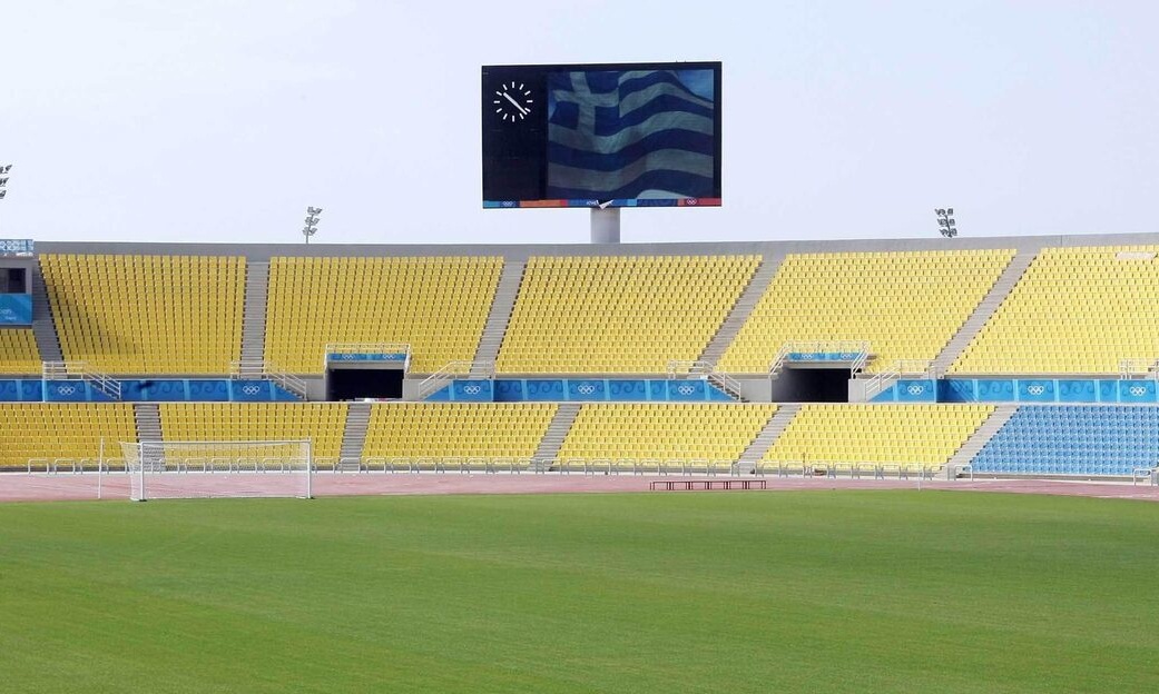 Θεσσαλονίκη: Ο φωτεινός πίνακας στο Καυτανζόγλειο κάνει σβούρες λόγω ανέμων (video)