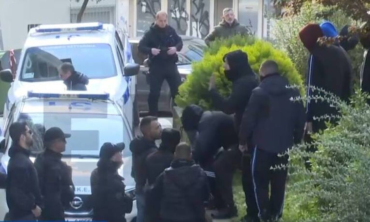 Οργή στα Ιωάννινα: Προπηλάκισαν τους συλληφθέντες για την αιματηρή οπαδική συμπλοκή