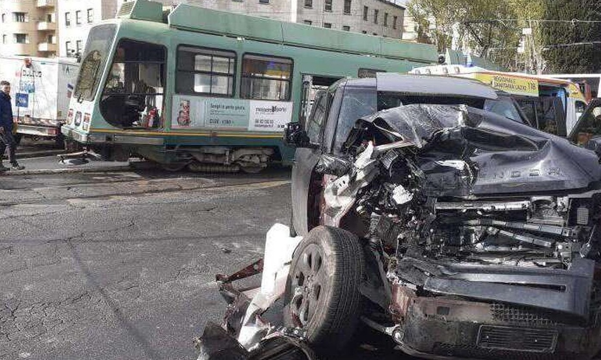 Διαφωνία Ιμόμπιλε-οδηγού τραμ, αναφορικά με την ευθύνη για το ατύχημα