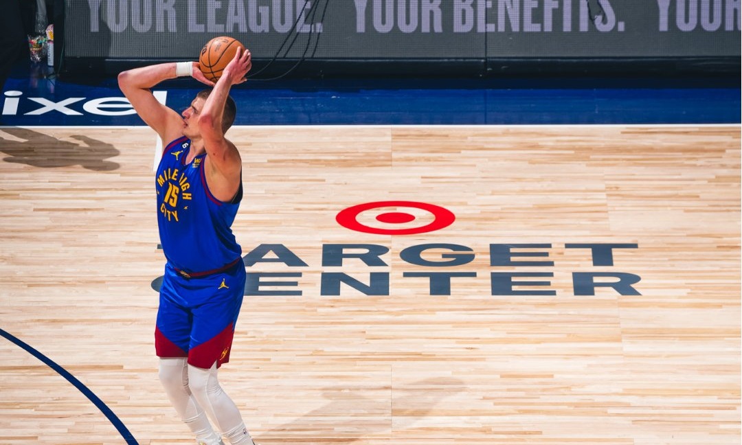 NBA: «Σκουπίζουν» τους Τίμπεργουλβς οι Νάγκετς - Προβάδισμα για Νικς, μείωσαν οι Χοκς (videos)
