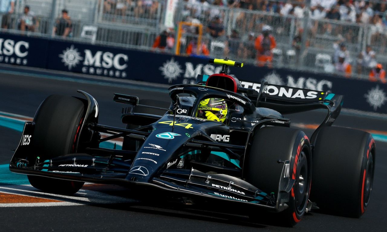 Formula 1: Ο Λιούις Χάμιλτον σκέφτεται τα κόκκινα της Ferrari