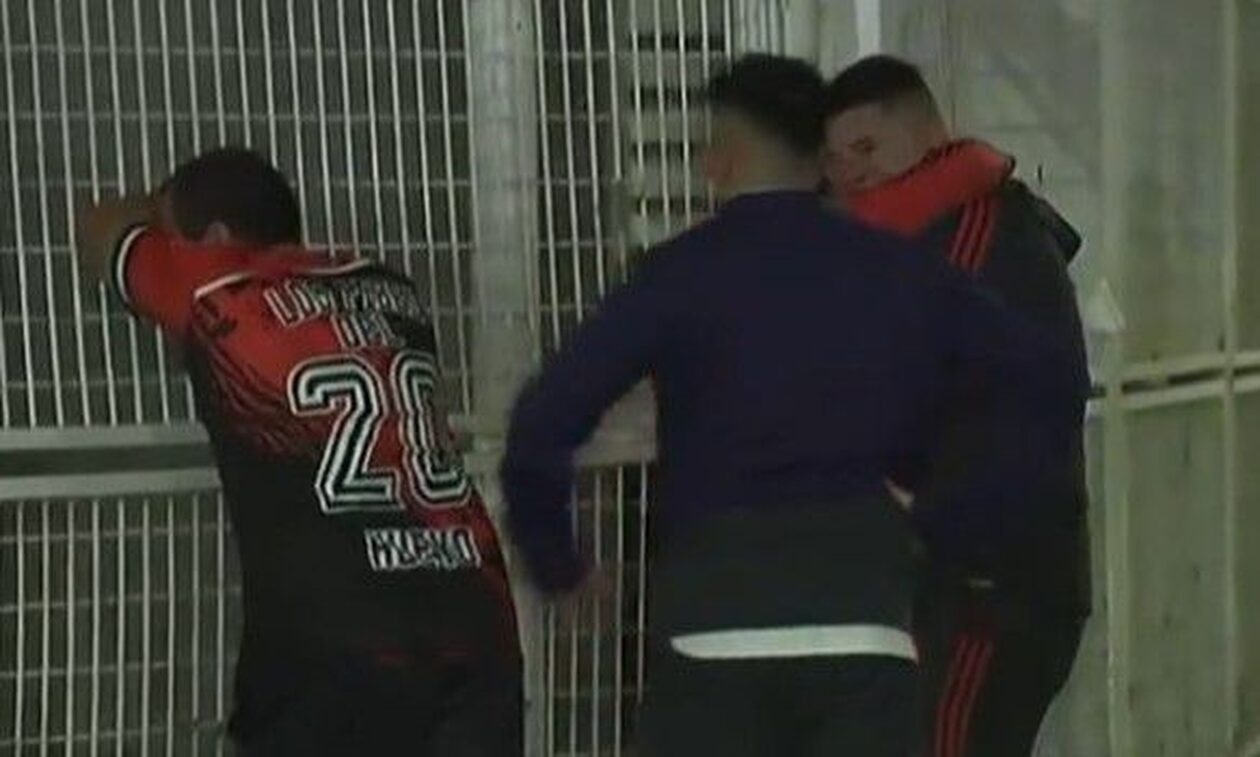 Σπαρακτικές εικόνες των φίλων και της κόρης του νεκρού οπαδού της Ρίβερ - Επίθεση στις κάμερες