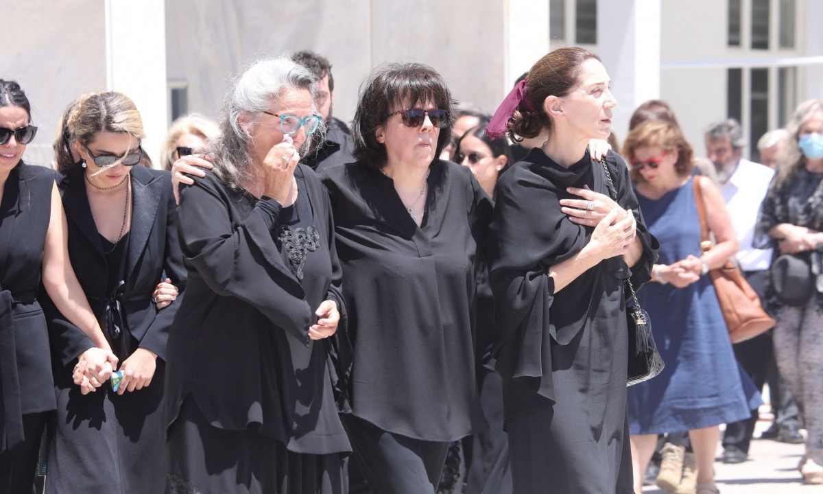 Κηδεία Νόνικας Γαληνέα: Συντετριμμένες οι κόρες της