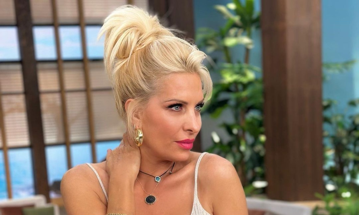 Ελένη Μενεγάκη: Το πρώτο «επεισοδιακό» μπάνιο για φέτος