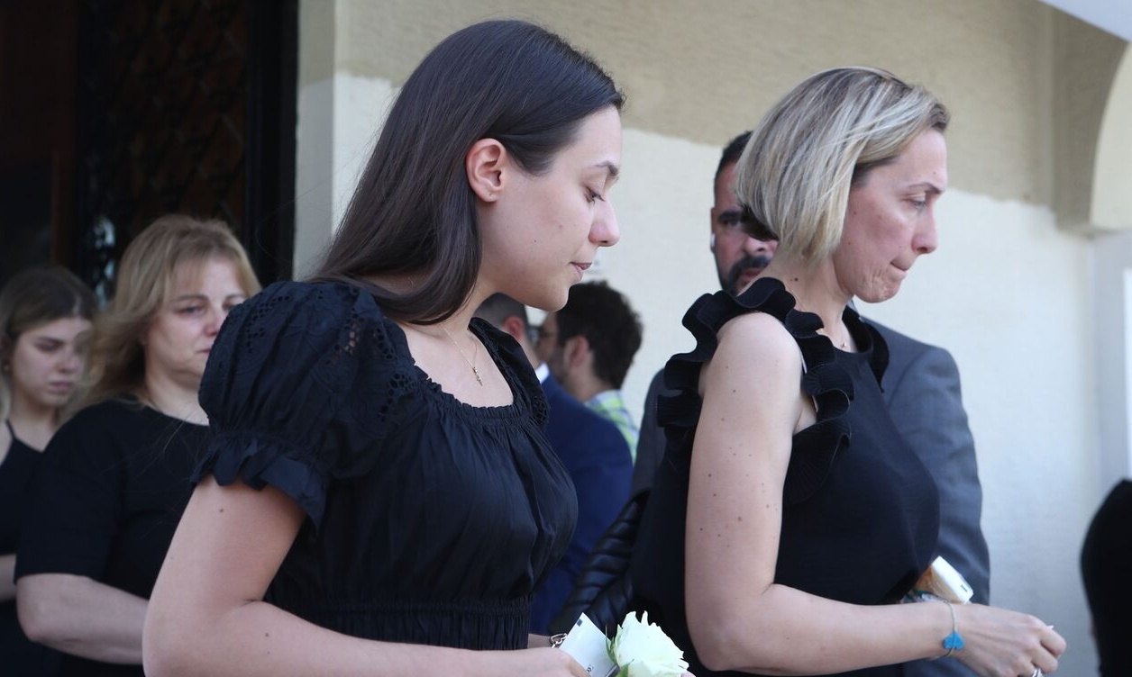 Τελευταίο αντίο στον Γιώργο Γεωργίου - Συντετριμμένες η σύζυγος και η κόρη του