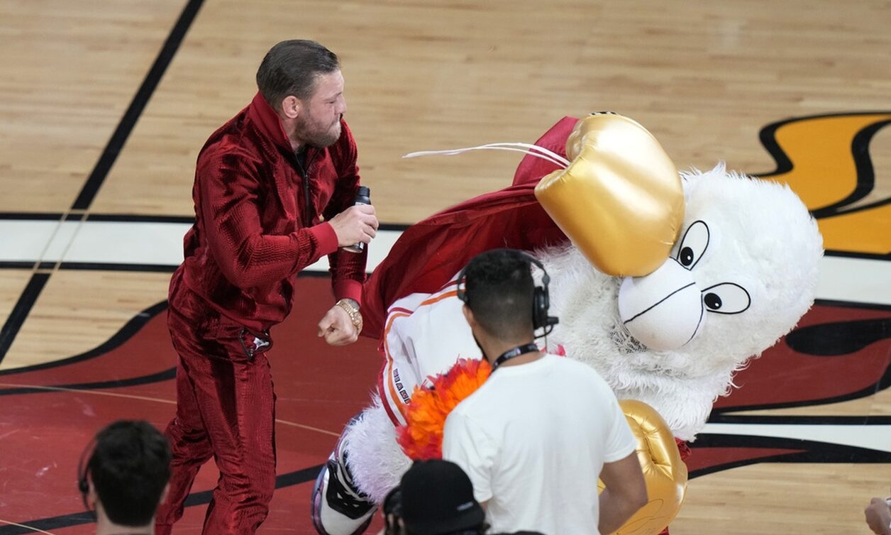 Κόνορ ΜακΓκέγκορ: Πλάκωσε στο ξύλο τη μασκότ των Χιτ - Την έστειλε στα επείγοντα