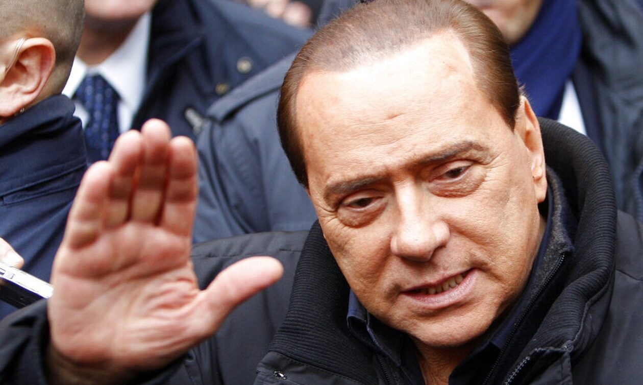 Πέθανε ο Σίλβιο Μπερλουσκόνι: Η μυθιστορηματική ζωή του «Καβαλιέρε» με τα χίλια πρόσωπα