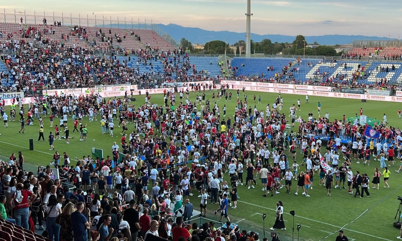 Ιταλία: Οπαδός έκλεψε το τρόπαιο στη φιέστα ανόδου της Κάλιαρι – Φώναζε ο εκφωνητής να επιστραφεί!