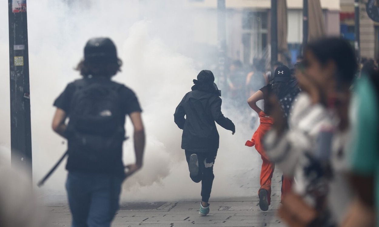 Γαλλία: Κατεβάζει τεθωρακισμένα στους δρόμους η κυβέρνηση - Χάος με τις ταραχές