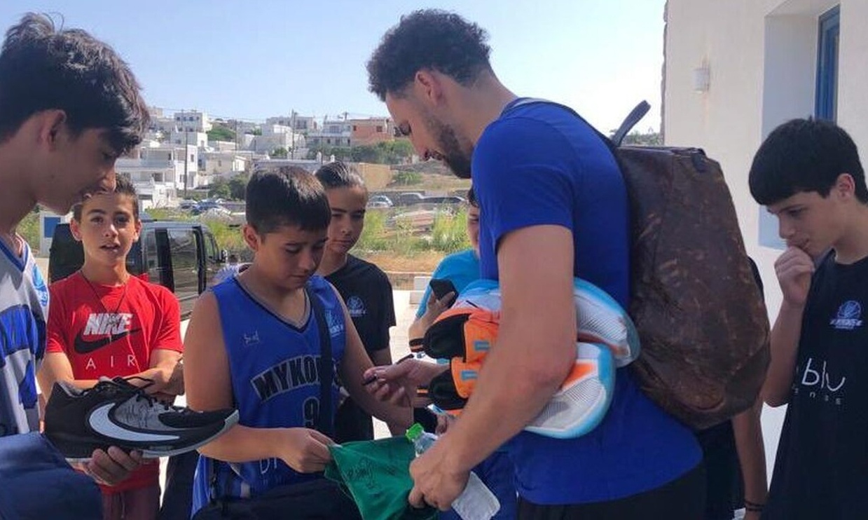 Στη Μύκονο ο Κλέι Τόμπσον, μοίρασε αυτόγραφα σε μικρούς θαυμαστές