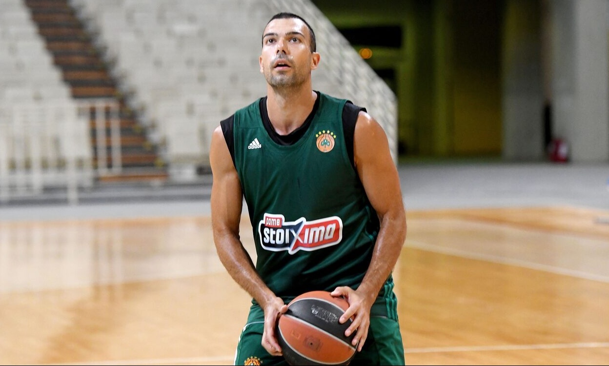 Υπόκλιση Κώστα Σλούκα σε Εθνική πόλο και Θοδωρή Βλάχο