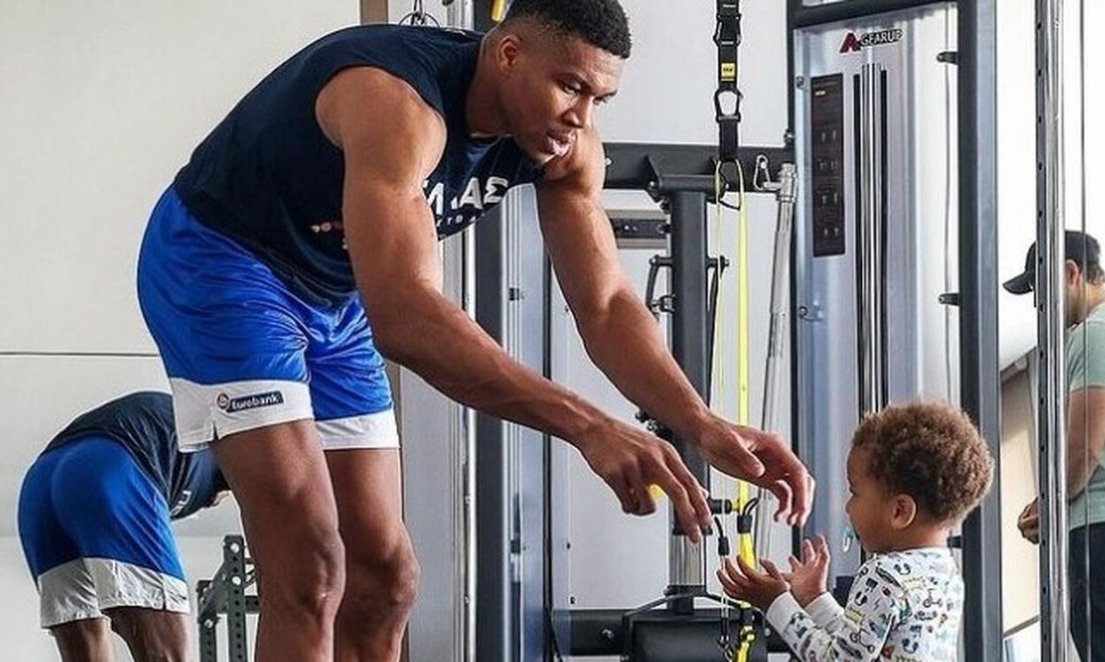 Αποθεραπεία παρέα με το γιο του κάνει ο Γιάννης Αντετοκούνμπο