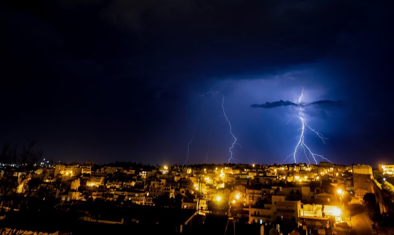 Προ των πυλών η κακοκαιρία «PETAR»: Πού θα «χτυπήσει» - Προειδοποιητικά μηνύματα του 112