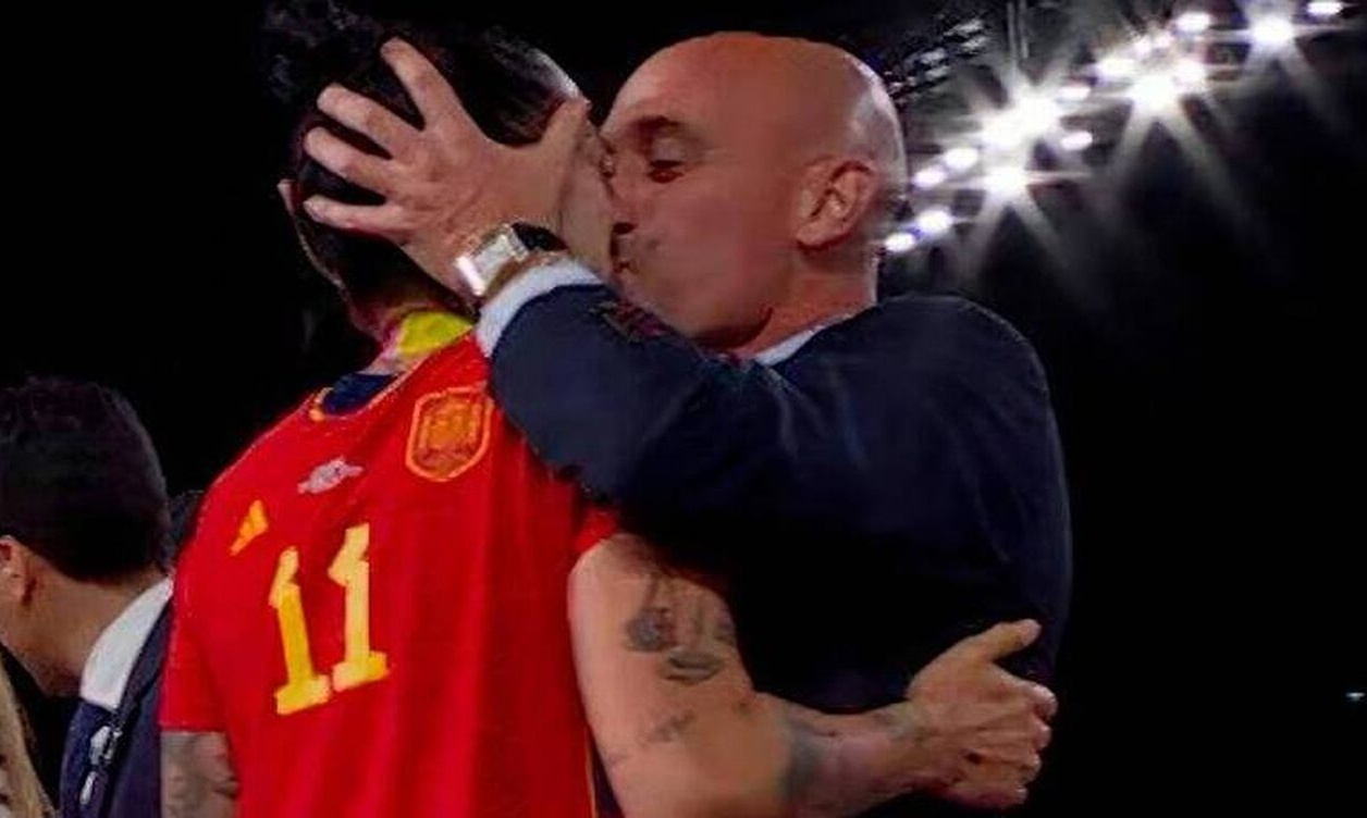 FIFA: Πειθαρχική διαδικασία εναντίον του Ρουμπιάλες για το φιλί