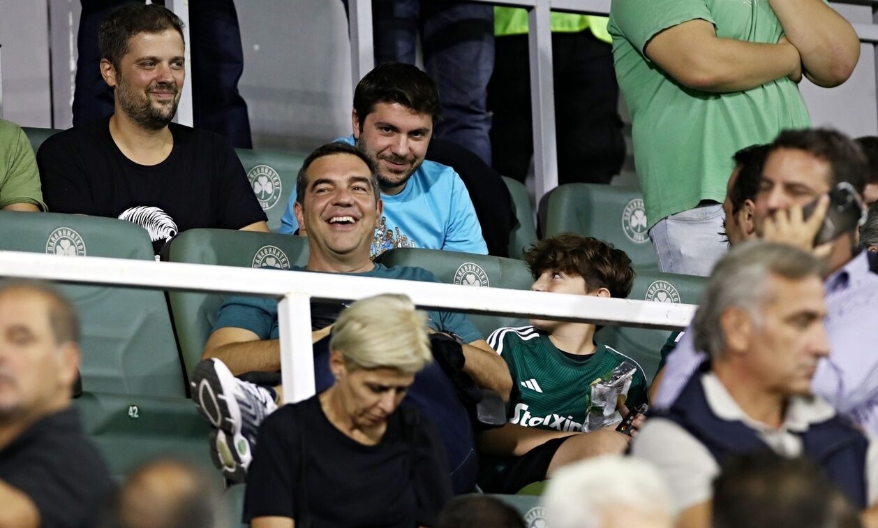 Παναθηναϊκός – ΑΕΚ: Ο Αλέξης Τσίπρας παρακολούθησε διά ζώσης το ντέρμπι του «Απ. Νικολαΐδης»