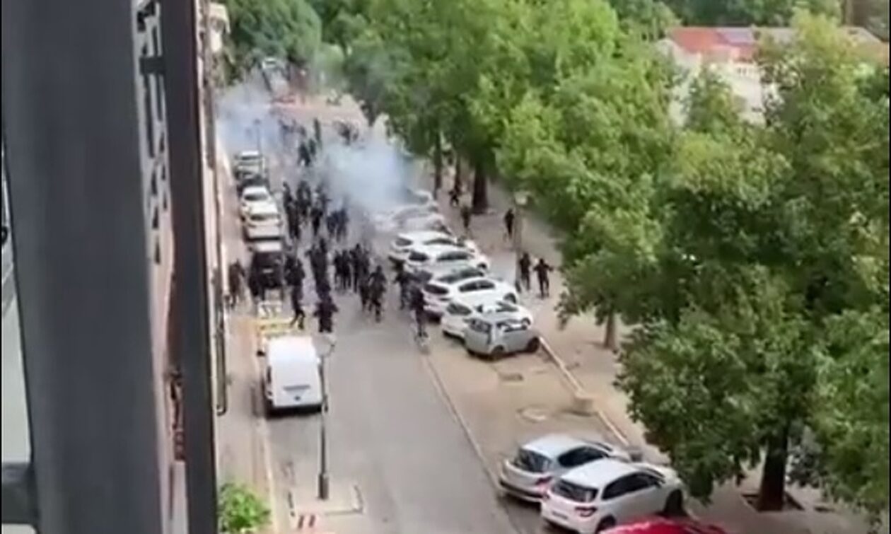 Άγρια επεισόδια πριν το Μπέτις-Οσασούνα | Αναίσθητος οπαδός στη μέση του δρόμου - Σκληρές εικόνες