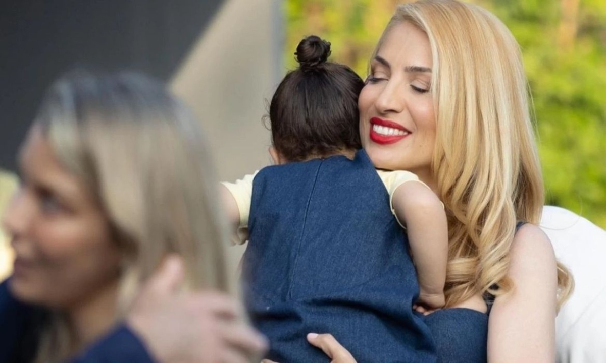 Μαρία Ηλιάκη: «Λιώσαμε» με την κόρη της στο νέο βίντεο!