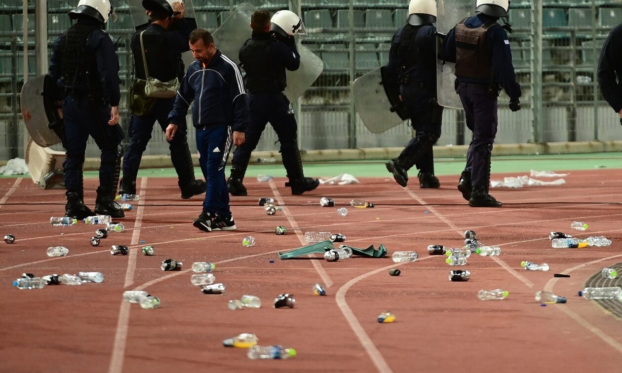 Super League: «Βομβαρδισμένο» τοπίο το Πανθεσσαλικό μετά το Βόλος - Ολυμπιακός (video)