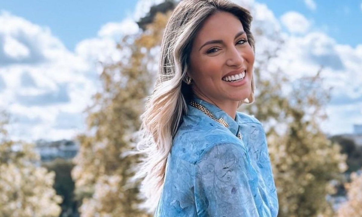 Οικονομάκου: Μαγεύει το Χριστουγεννιάτικο δέντρο της!