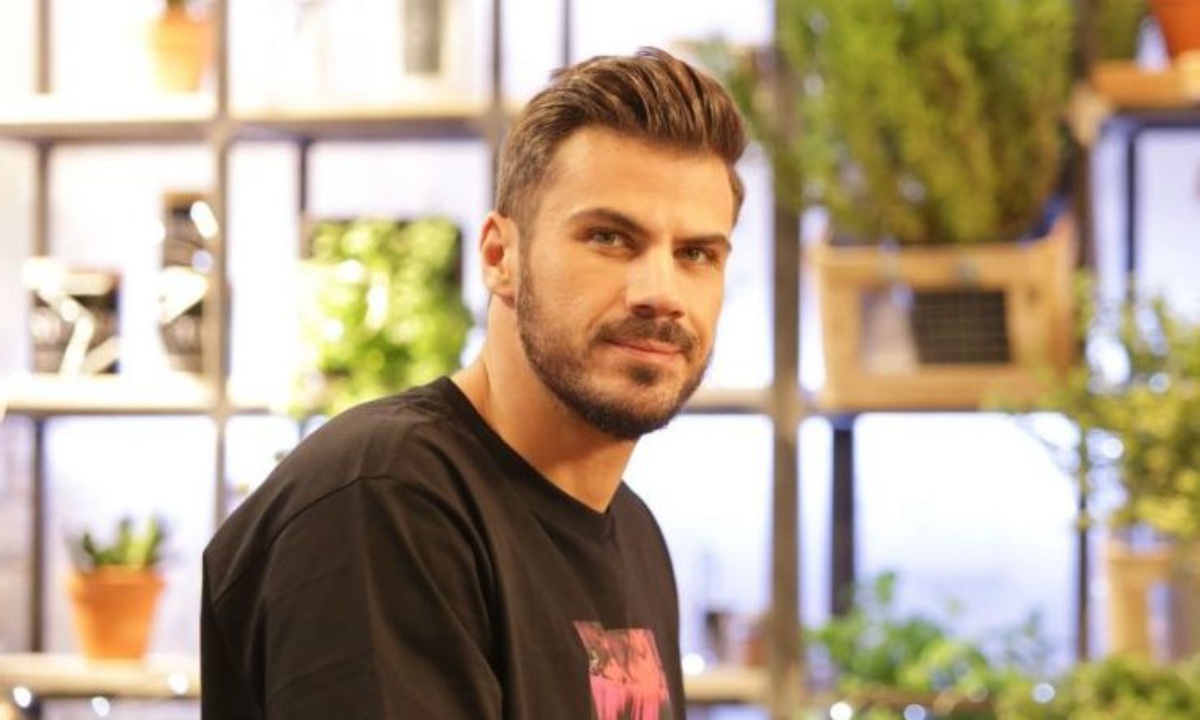 Πετρετζίκης: Χριστουγεννιάτικο χωριό το σπίτι του μετά τον στολισμό