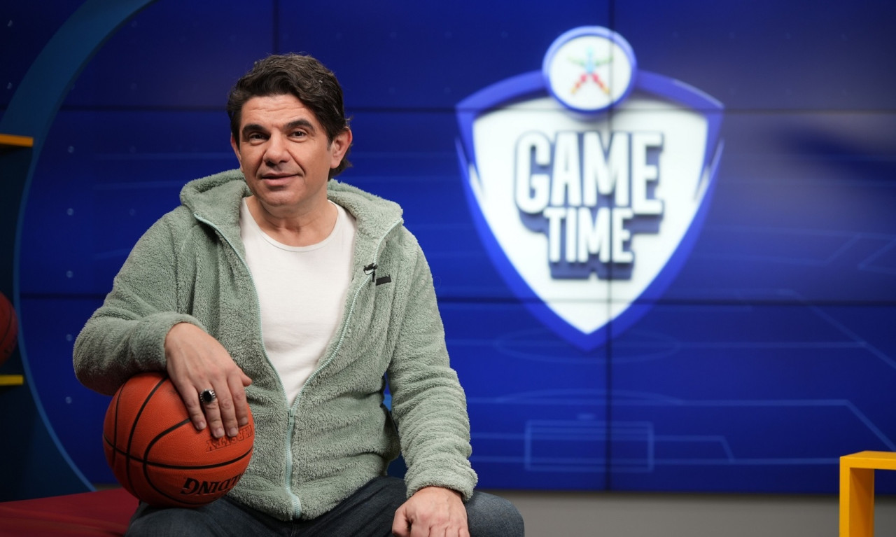 Ο Νίκος Κουρκούλης παίζει μπάσκετ στο ΟΠΑΠ Game Time