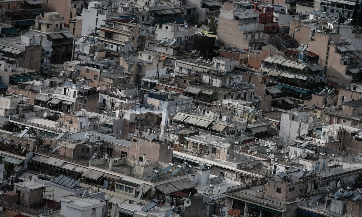 ΣτΕ: Αντισυνταγματική η νομιμοποίηση αυθαιρέτων σε πιλοτές και κοινόχρηστους χώρους