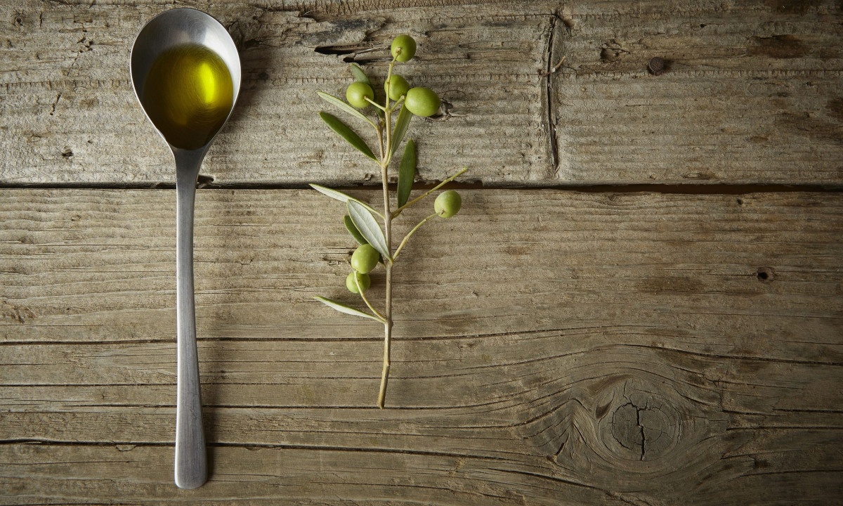 Ελαιόλαδο: Τα οφέλη της κατανάλωσης μιας κουταλιάς καθημερινά