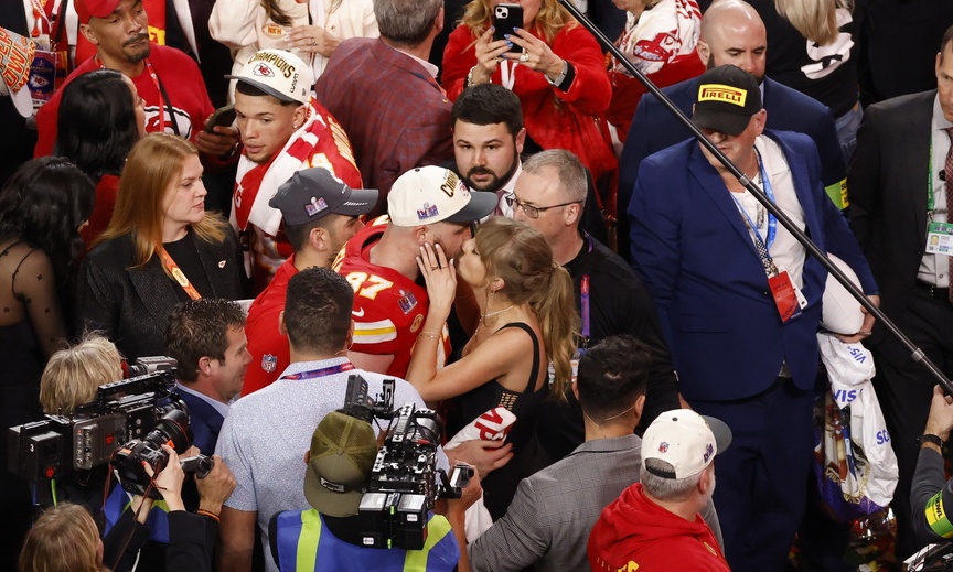 Super Bowl: Τα φιλιά του Κέλσι με την Τέιλορ Σουίφτ και οι τρομερές αντιδράσεις της (vids)