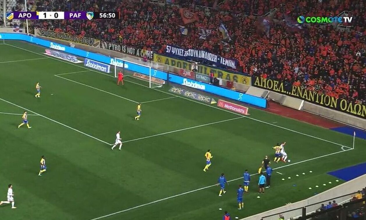 Κύπρος: Οι φίλοι του ΑΠΟΕΛ τίμησαν τη μνήμη των θυμάτων στα Τέμπη – Έψαλαν τον εθνικό ύμνο (video)