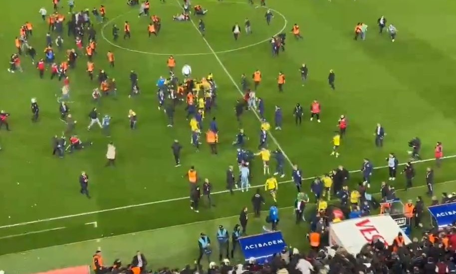 Φενέρμπαχτσε: Άγριο ξύλο μεταξύ οπαδών και παικτών της αντιπάλου του Ολυμπιακού (vids)
