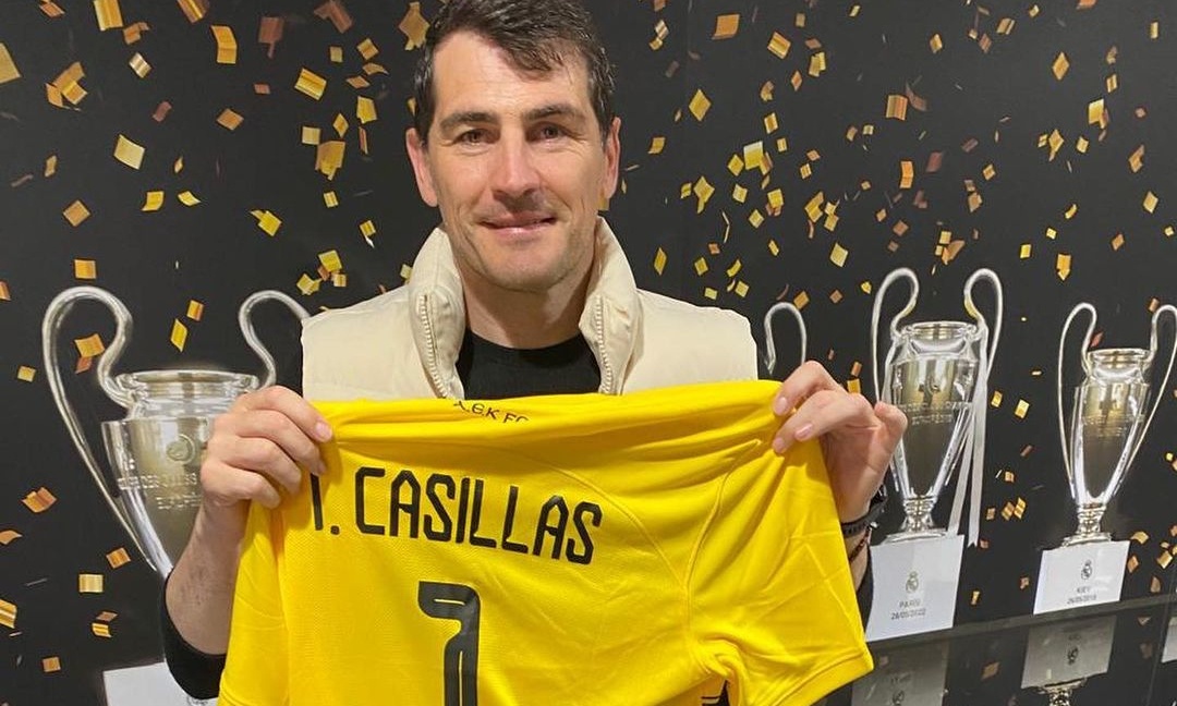 AEK: Ρομπέρτο Κάρλος και Κασίγιας παρέλαβαν επετειακή φανέλα για τα 100 χρόνια