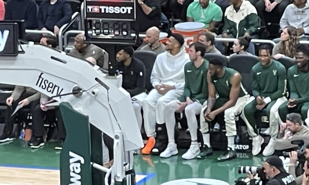 NBA: Δεύτερη σερί νίκη οι Μπακς, εμφανίστηκε με μπότα ο τραυματίας Γιάννης Αντετοκούνμπο
