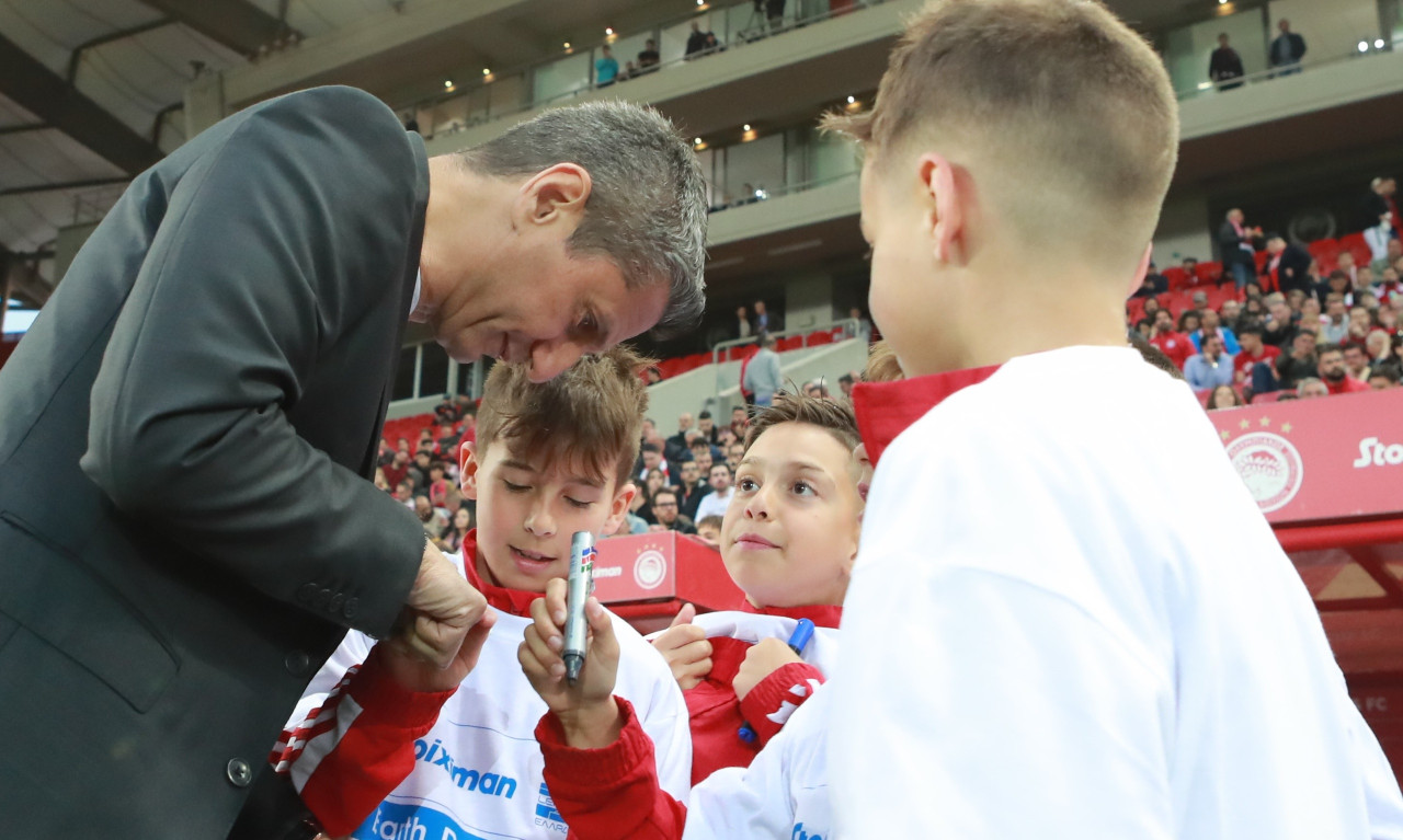 Ολυμπιακός – ΠΑΟΚ: Μοίρασε αυτόγραφα σε πιτσιρίκια ο Λουτσέσκου