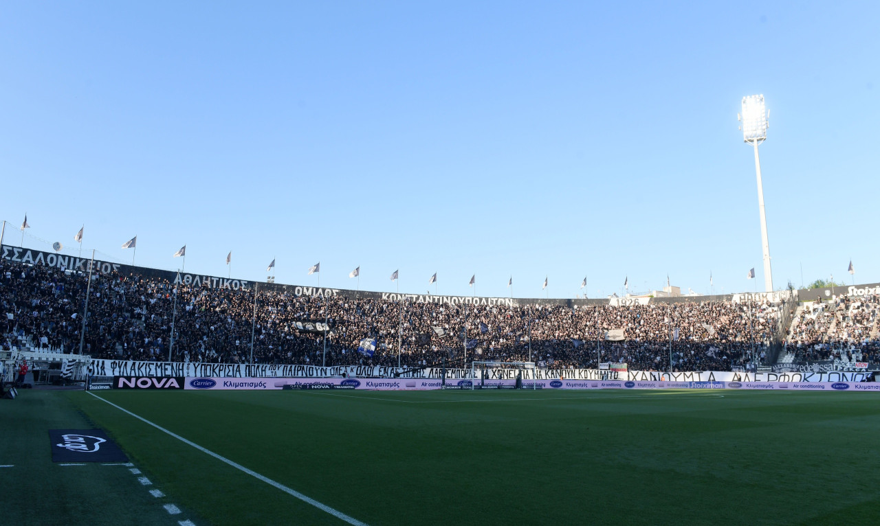 ΠΑΟΚ – ΑΕΚ: Με καθυστέρηση η σέντρα λόγω υβριστικού πανό στην Τούμπα