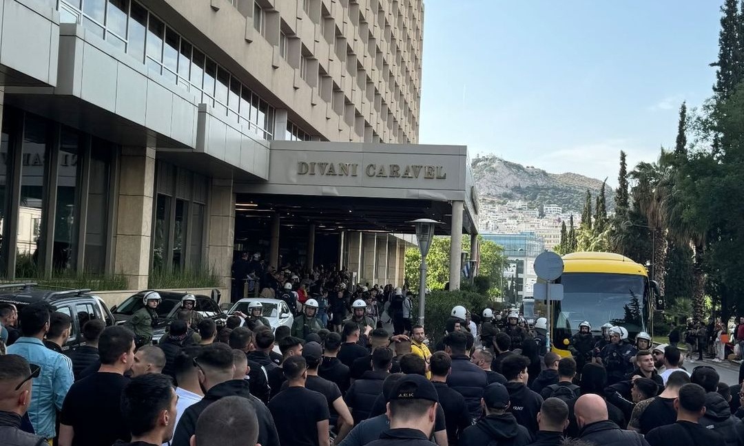 Ολυμπιακός – ΑΕΚ: Αποθέωση των «κιτρινόμαυρων» πριν το Φάληρο – Στο ξενοδοχείο ο κόσμος